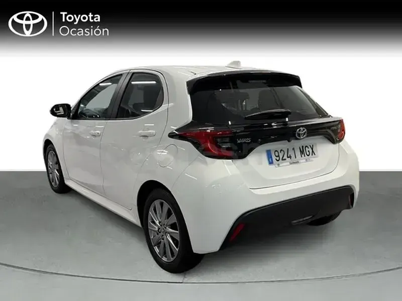 Usado Toyota Yaris Hybrid Active 116 CV (85 kW) 2023 Blanco Berlina