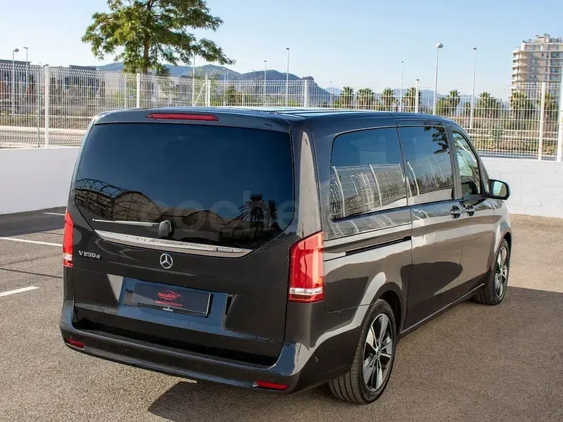 Usado Mercedes V250 Avantgarde 190 CV (139 kW) 2022 Gris / plata Monovolumen