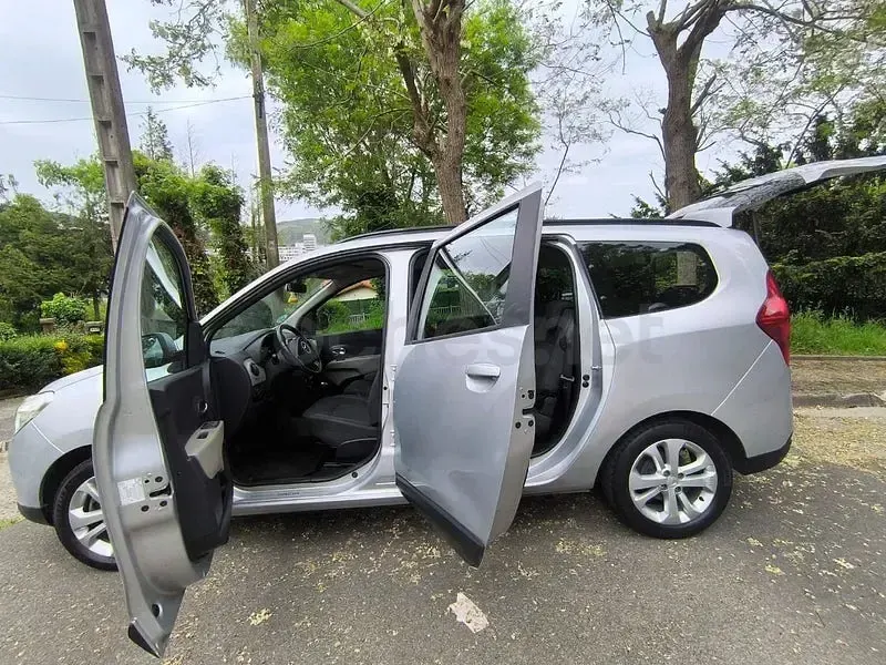 Usado Dacia Lodgy Lauréate 115 CV (84 kW) 2016 Gris / plata Monovolumen
