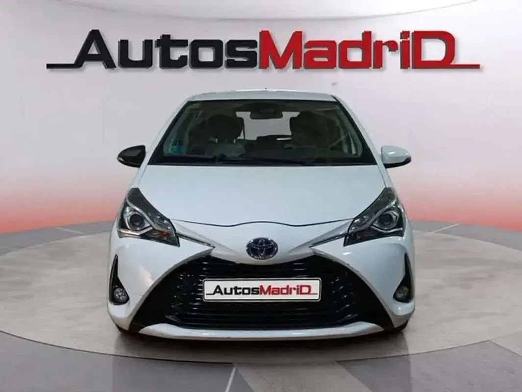 Usado Toyota Yaris Hybrid Active 100 CV (73 kW) 2019 Blanco Utilitario