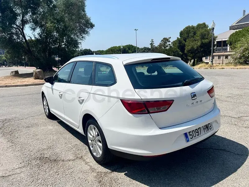 Usado Seat Leon Style 105 CV (77 kW) 2014 Blanco Familiar
