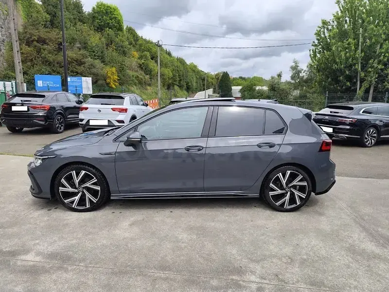 Usado VW Golf VIII R-line 150 CV (110 kW) 2023 Gris / plata Berlina