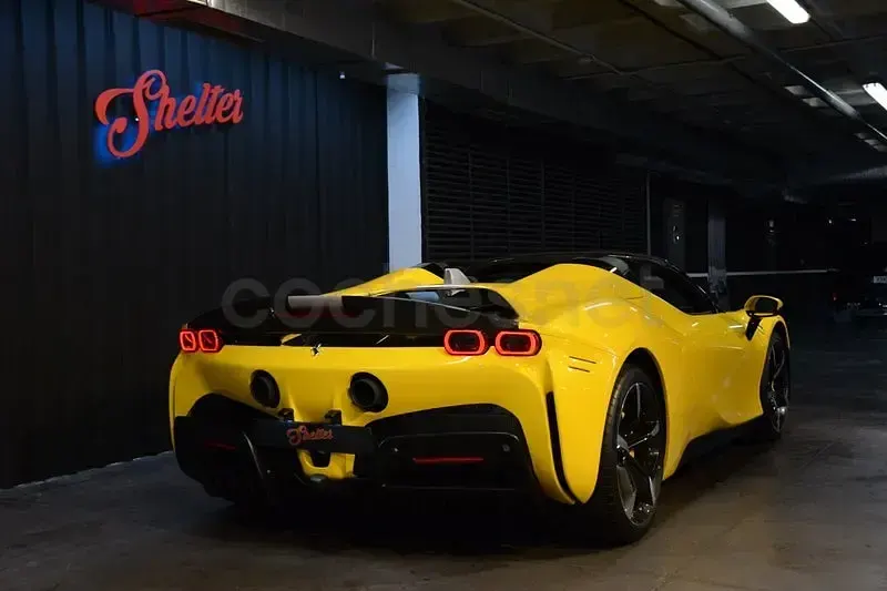 Usado Ferrari SF90 1000 CV (735 kW) 2022 Amarillo Descapotable