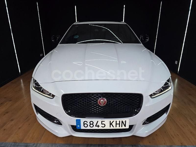 Usado Jaguar XE R-Sport 180 CV (132 kW) 2018 Blanco Berlina