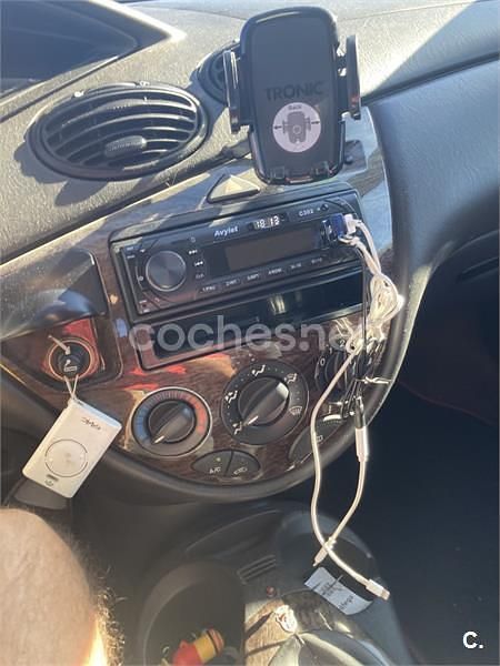 Usado Ford Focus Ghia 90 CV (66 kW) 2000 Gris / plata Familiar