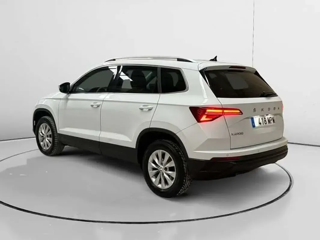 Usado Skoda Karoq Selection 116 CV (85 kW) 2024 Blanco SUV