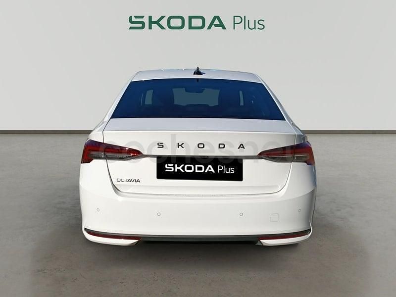 Usado Skoda Octavia Selection 116 CV (85 kW) 2025 Blanco Berlina