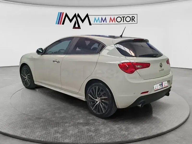Usado Alfa Romeo Giulietta Veloce 140 CV (102 kW) 2013 Blanco Utilitario