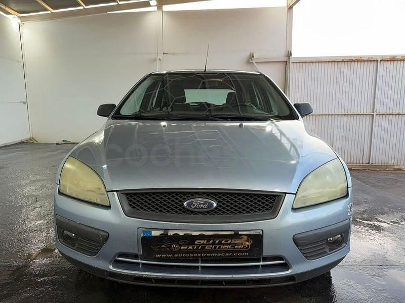 Usado Ford Focus Trend 100 CV (73 kW) 2005 Gris / plata Berlina