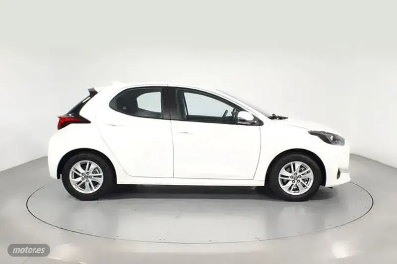 Usado Toyota Yaris Hybrid Active 116 CV (85 kW) 2022 Blanco Berlina