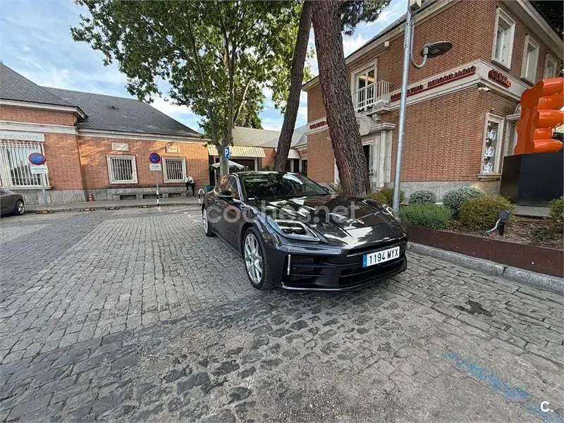 Usado Porsche Panamera 4 Platinum Edition 330 CV (242 kW) 2023 Gris / plata Familiar
