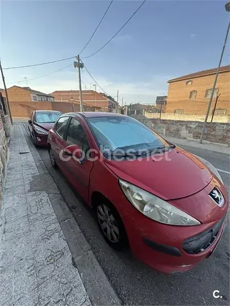 Usado Peugeot 207 70 CV (51 kW) 2006 Rojo Berlina