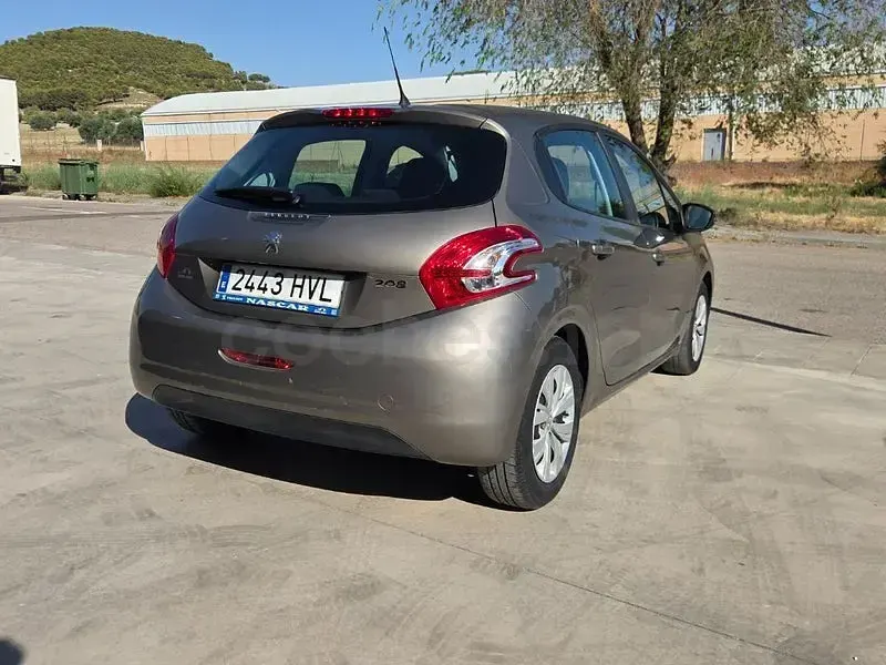 Usado Peugeot 208 Active 82 CV (60 kW) 2014 Beige Utilitario