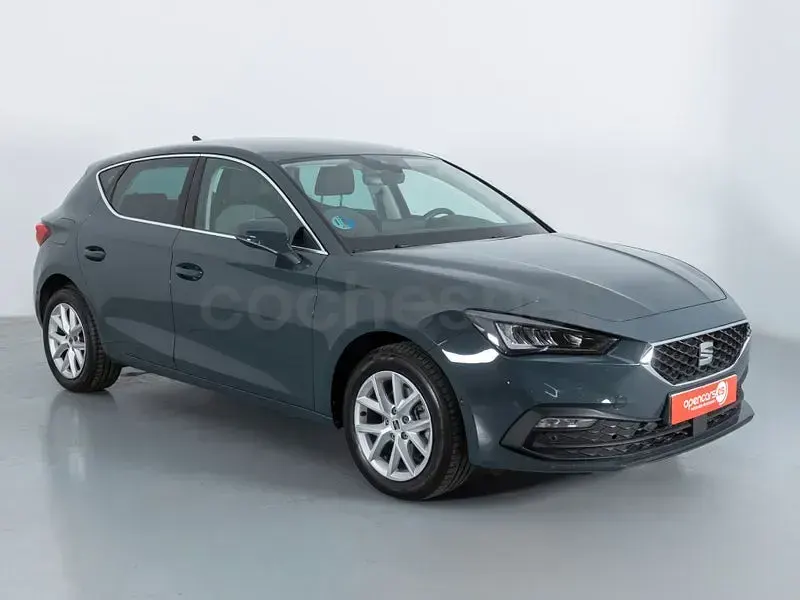 Usado Seat Leon FR 116 CV (85 kW) 2025 Gris / plata Berlina