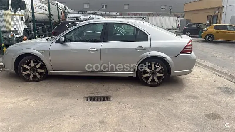 Usado Ford Mondeo Trend 130 CV (95 kW) 2007 Gris / plata Berlina