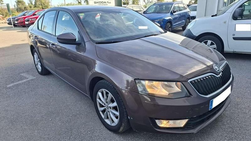 Usado Skoda Octavia Active 105 CV (77 kW) 2014 Marrón Utilitario