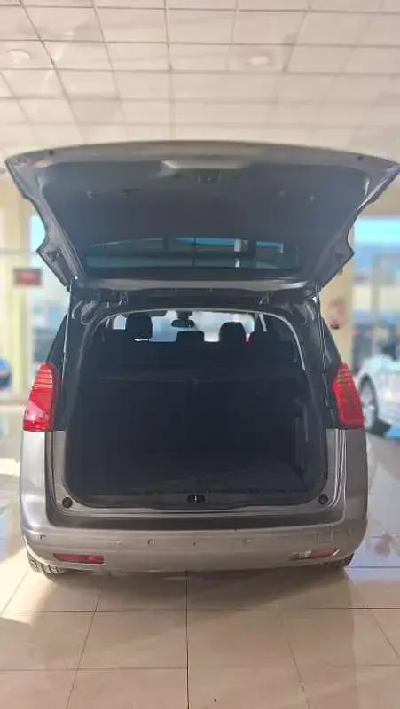 Usado Peugeot 5008 Style 120 CV (88 kW) 2016 Gris Monovolumen