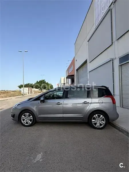 Usado Peugeot 5008 Style 120 CV (88 kW) 2016 Gris / plata Monovolumen