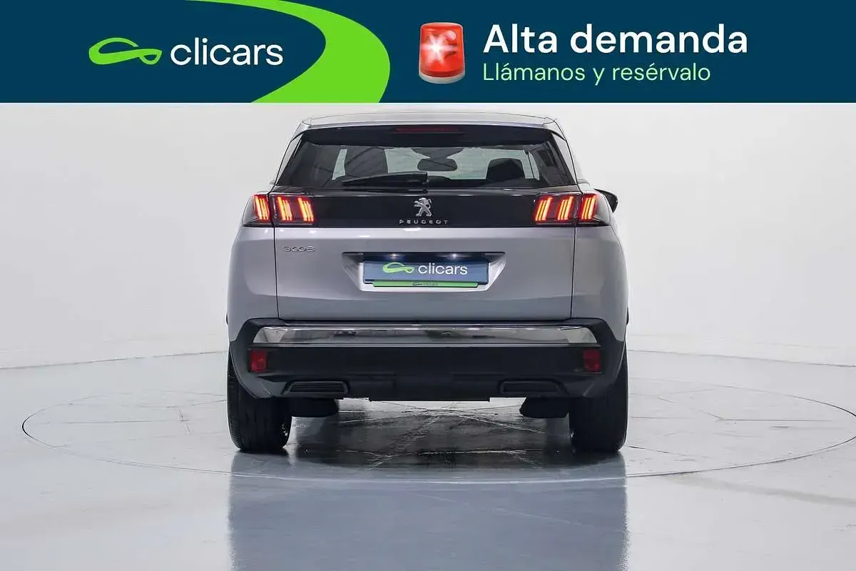 Usado Peugeot 3008 Allure 131 CV (96 kW) 2023 Plateado SUV