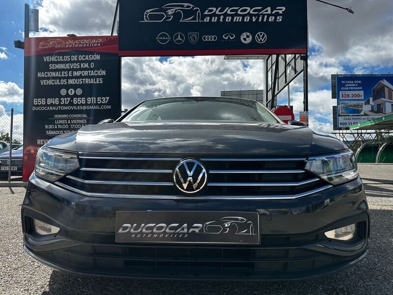Gris / plata Usado 2021 VW Passat Business Berlina | 17.750 € (Precio justo) - Imagen 1/4