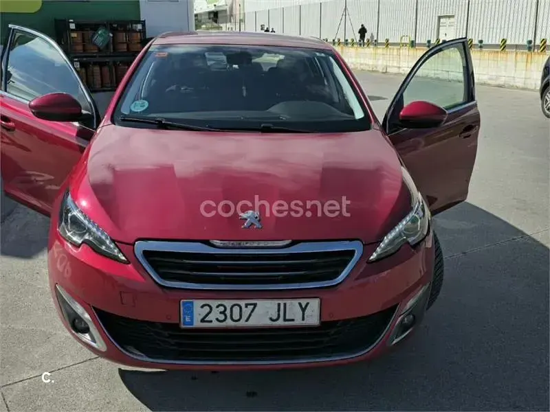 Usado Peugeot 308 Active 120 CV (88 kW) 2016 Rojo Berlina