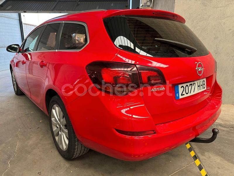 Usado Opel Astra Cosmo ST 125 CV (91 kW) 2011 Rojo Familiar