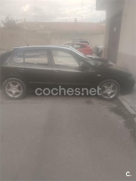 Usado Seat Leon Stella 110 CV (80 kW) 2003 Negro Utilitario