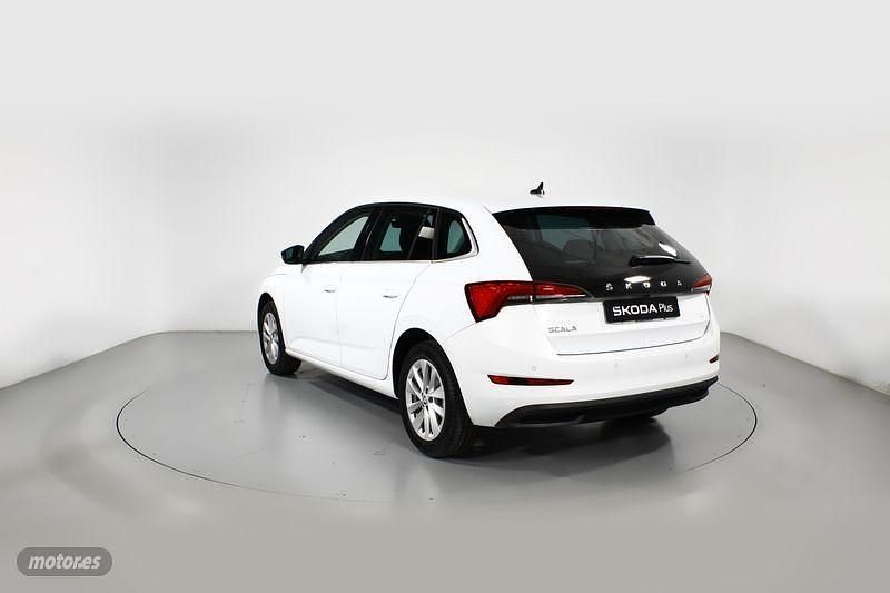 Usado Skoda Scala Ambition 95 CV (69 kW) 2024 Blanco Utilitario