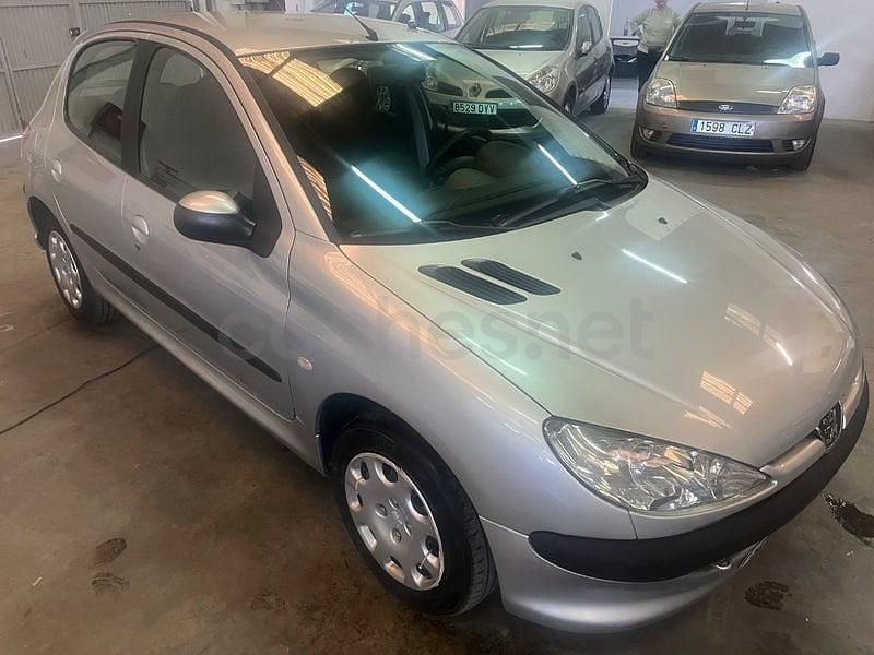 Usado Peugeot 206 70 CV (51 kW) 2004 Gris / plata Berlina