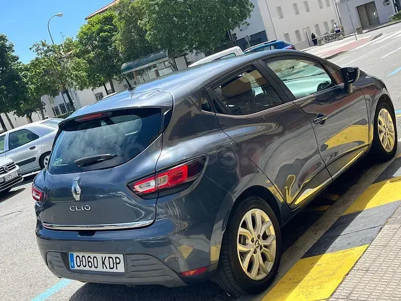 Usado Renault Clio IV Zen 90 CV (66 kW) 2017 Gris / plata Berlina