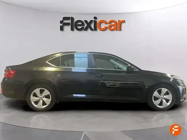 Usado Skoda Superb Style 150 CV (110 kW) 2017 Gris Berlina