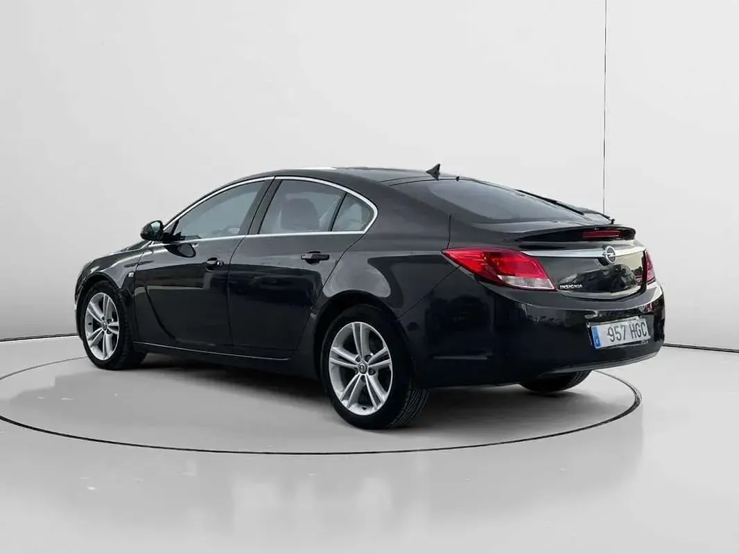 Usado Opel Insignia Sport 160 CV (117 kW) 2011 Negro Berlina