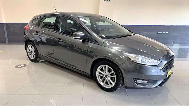 Usado Ford Focus Trend 125 CV (91 kW) 2017 Gris Utilitario