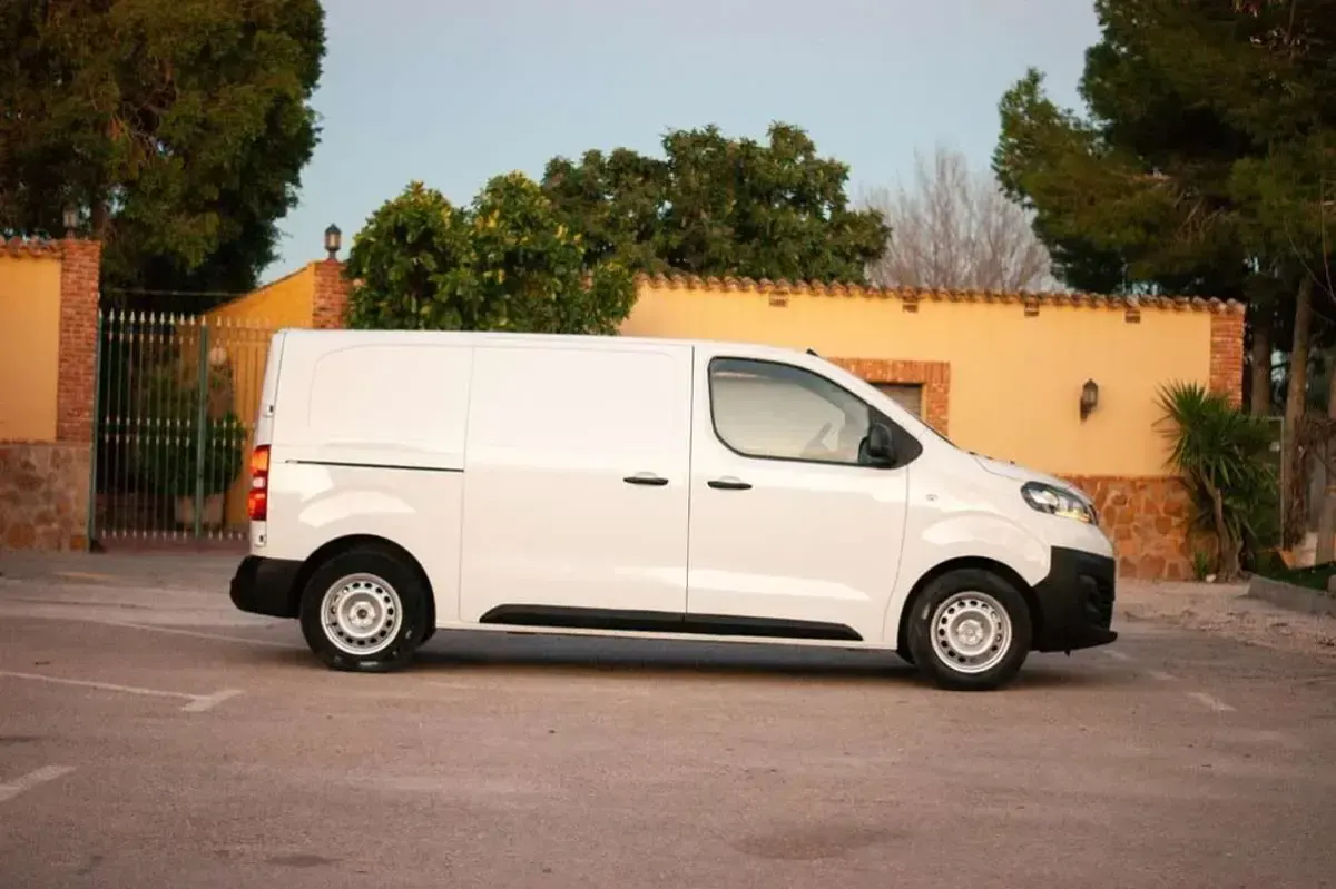 Usado Opel Vivaro 120 CV (88 kW) 2020 Blanco Monovolumen