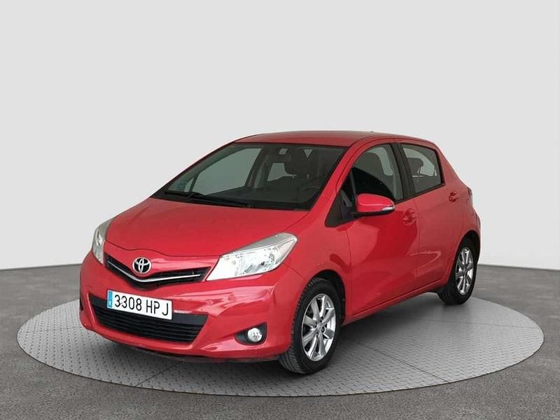 Usado Toyota Yaris City 69 CV (50 kW) 2013 Rojo Utilitario