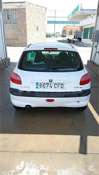 Usado Peugeot 206 70 CV (51 kW) 2003 Blanco Berlina