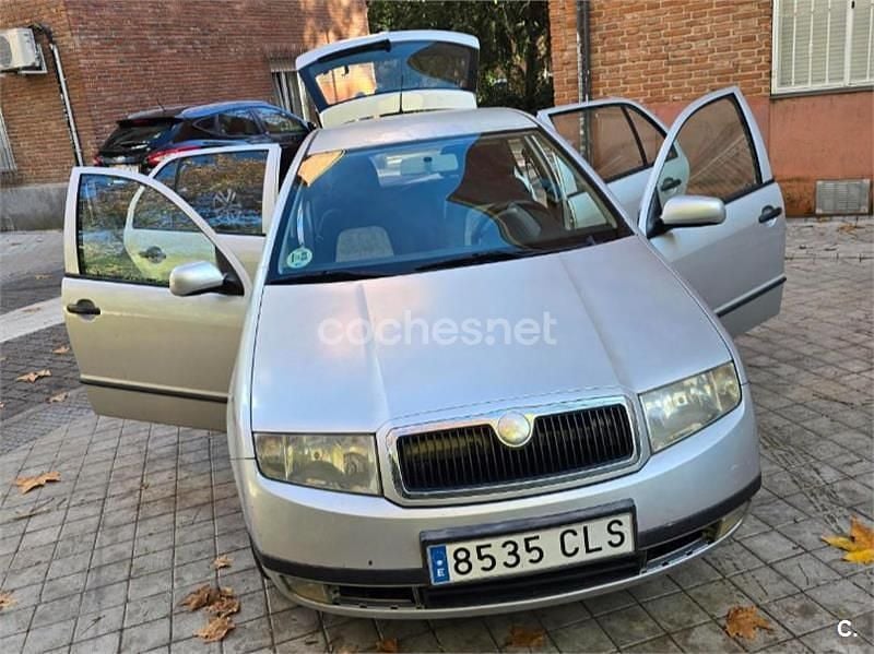 Gris / plata Usado 2004 Skoda Fabia Comfort Berlina | 1999 € (Buen precio) - Imagen 1/4