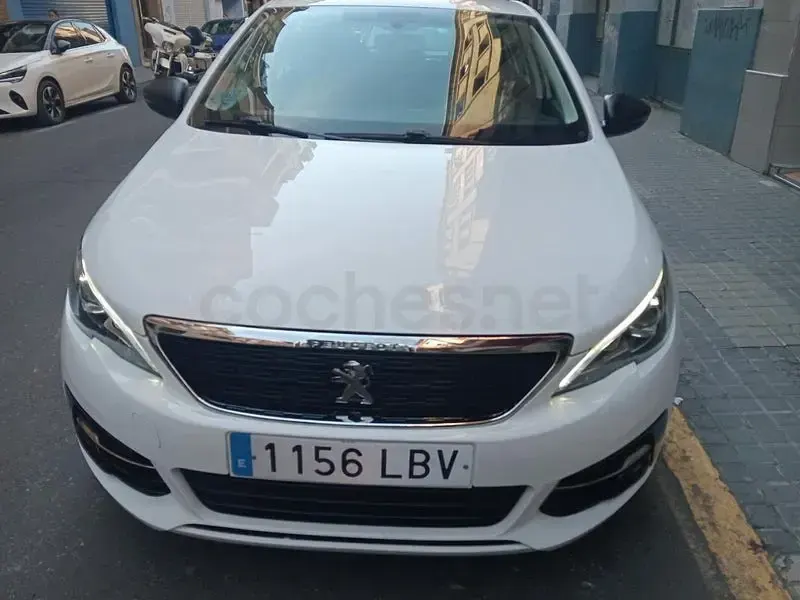 Usado Peugeot 308 Access 100 CV (73 kW) 2019 Blanco Berlina