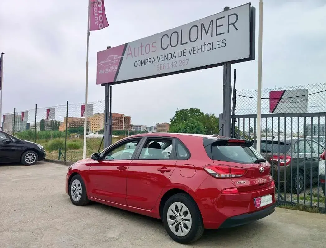 Usado Hyundai i30 120 CV (88 kW) 2019 Rojo Utilitario