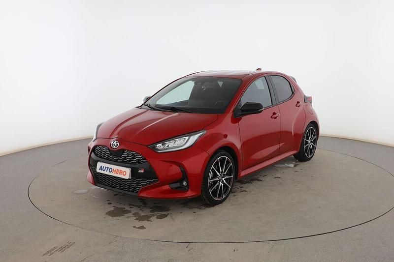 Usado Toyota Yaris Hybrid Sport 116 CV (85 kW) 2022 Rojo Berlina