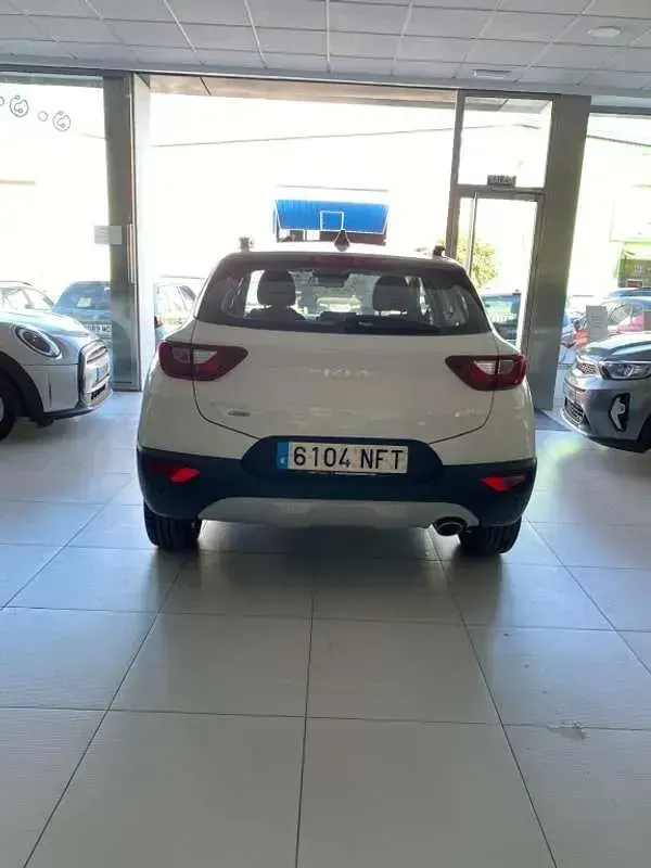 Usado Kia Stonic 101 CV (74 kW) 2025 Blanco SUV