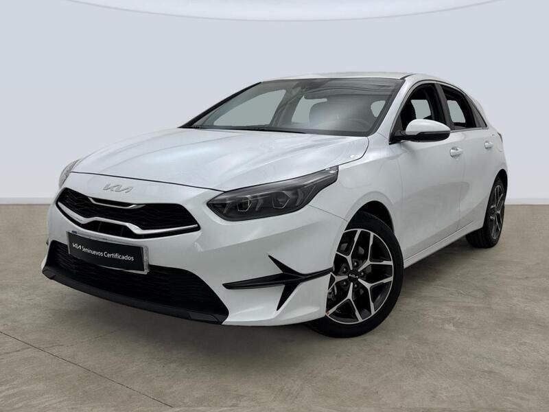 Cassa white (wd) Usado 2024 Kia Ceed Berlina | 21.995 € (Precio justo) - Imagen 1/4