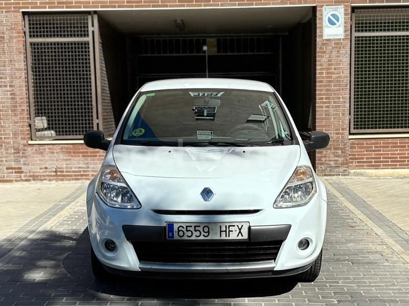 Begagnad Renault Clio II Business 75 HK (55 kW) 2011 Vit Sedan