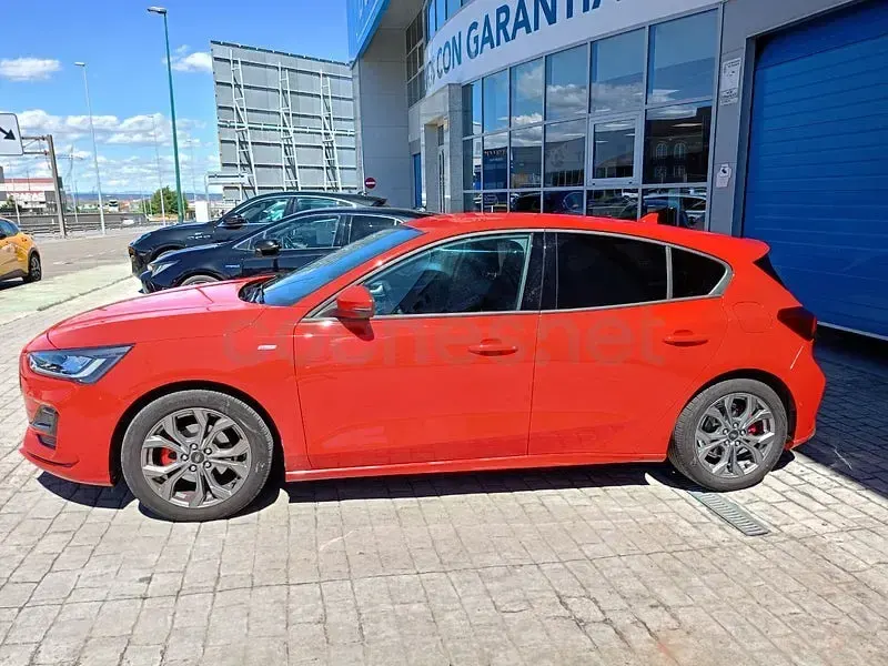 Usado Ford Focus ST-Line 125 CV (91 kW) 2025 Rojo Berlina