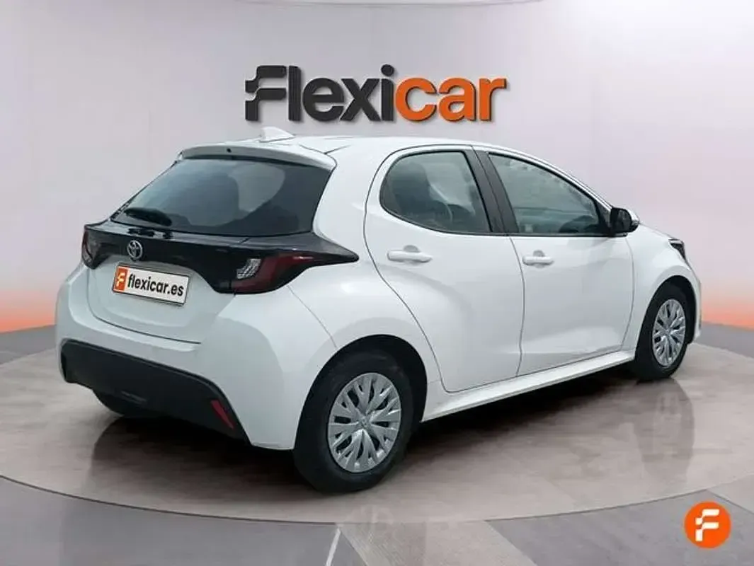 Usado Toyota Yaris Hybrid Active 116 CV (85 kW) 2023 Blanco Utilitario