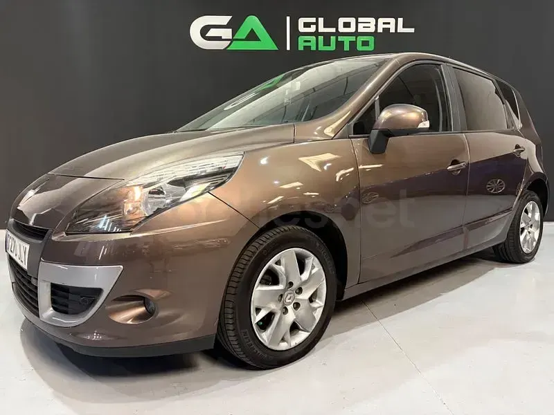 Usado Renault Scénic III Life 95 CV (69 kW) 2016 Marrón Monovolumen