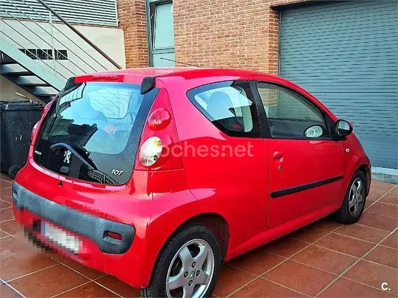 Usado Peugeot 107 Urban Move 54 CV (39 kW) 2007 Rojo Utilitario