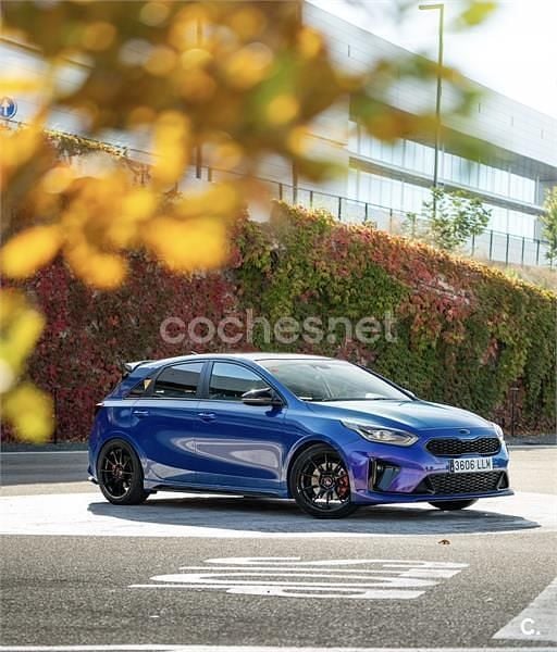 Usado Kia Ceed GT GT-Line 140 CV (102 kW) 2020 Violeta / lila Berlina
