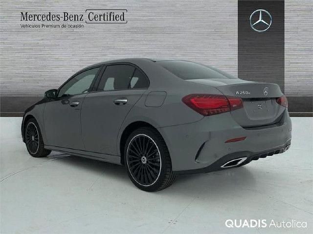 Usado Mercedes A250 AMG line 218 CV (160 kW) 2024 Gris montaña