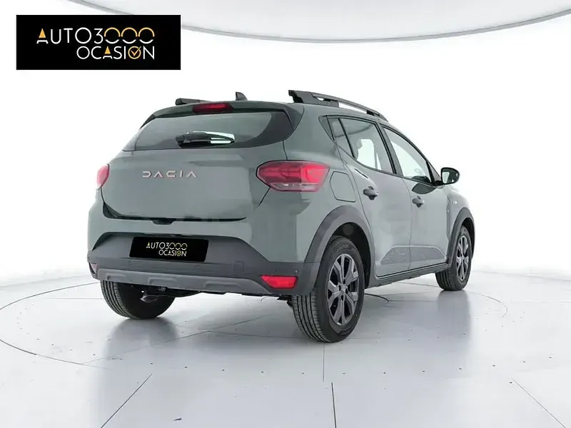 Usado Dacia Sandero Extreme 101 CV (74 kW) 2025 Verde Berlina